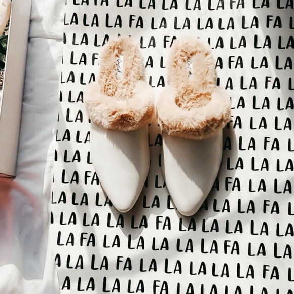Shoes - 🚨Holiday Collection 💫🌲 WHITE FUR FLATS